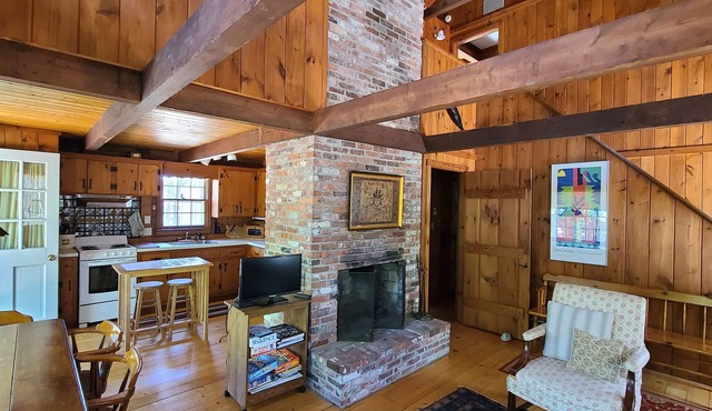 Rustic 4BD Gambrel-Wooded Lot, A/C, Only 0.8 MI to Bay Beach or Wellfleet Center