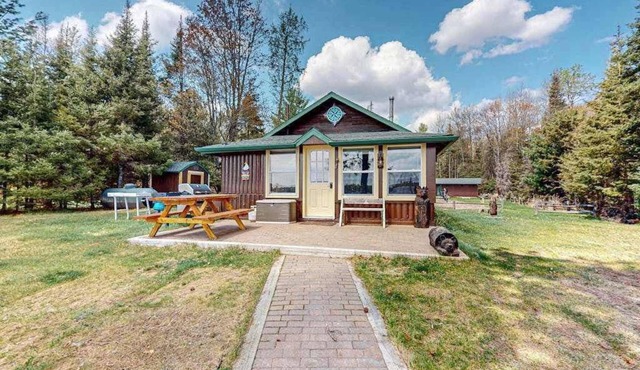 Rustic Cozy lakefront Cabin with dock, fire pit, gas grill, W/D & quiet location