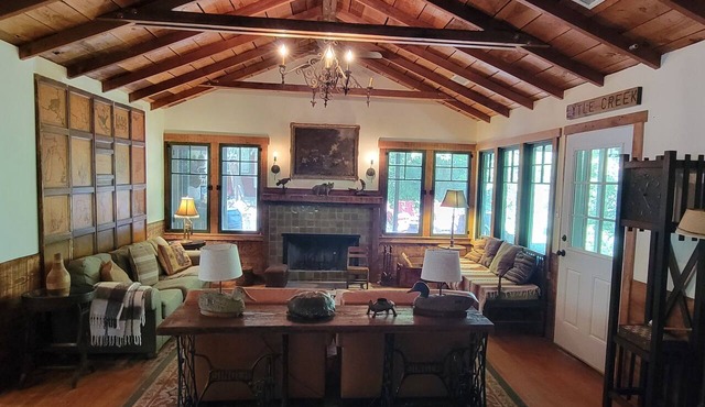 Rustic & Fully Renovated 5-bedroom Mountain Cabin in Lytle Creek.