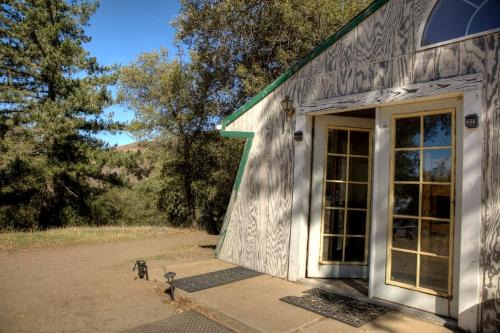 Rustic Group Bunkhouse Retreat with Yoga Deck & Mountain Views near Palomar Observatory, California