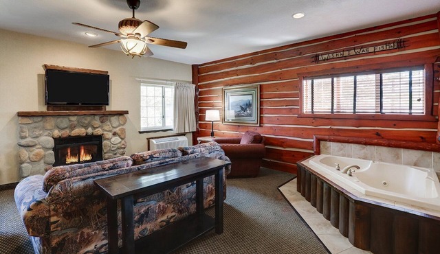Rustic Hotel Retreat w/Pool and Gym Onsite | 7 mi to Clive Aquatic Center