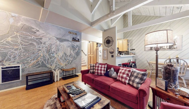 Rustic Mountain Cabin, Outdoor Pool & Hot Tub On-site. Golf Course Nearby!