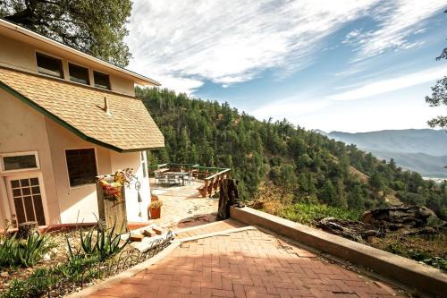 Rustic Mountain Lodge with Ocean Views near Palomar Observatory, Palomar Mountain CA