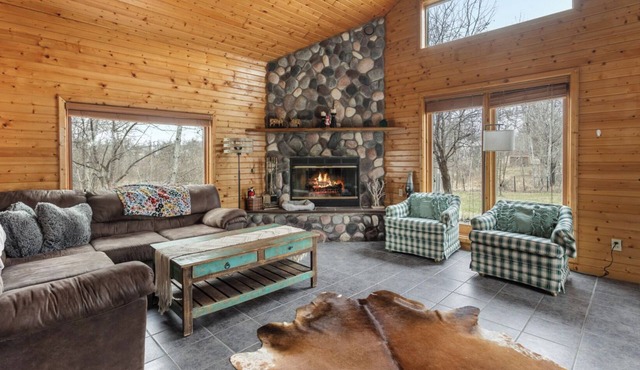 Rustic Retreat near Shops/Bars/Eats/Beach