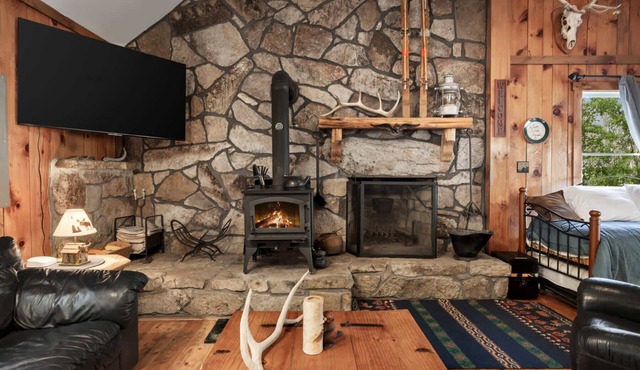 Rustic retreat w/kitchen & deck