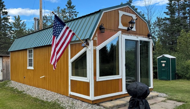 Rustic tiny cabin-WiFi & power, close to beach, boat launch, lighthouse, trails