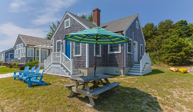 Sandy beach cottage on Wellfleet Bay
