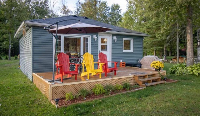 Savi By The River - Cozy & Affordable 1Br Cottage plus Bunkie w/Watercraft, Deck, Firepit