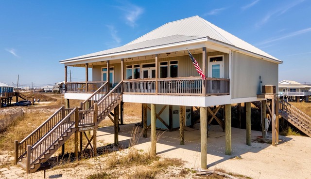 SeaBatical - Close to the beach and great amenities!
