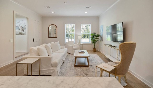 Seabreeze Haven 6 - Steps to Beach, Pool, Fast WiFi