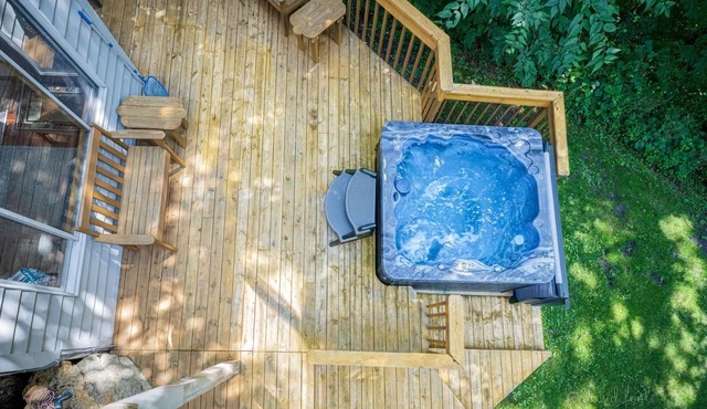 Seasonal Lake Views/HotTub/Movie Room! Cozy! Forest Vibes! Sunroom, Decks, Grill