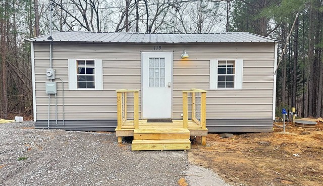 Secluded one bedroom cabin with large deck overlooking a wooded gully.