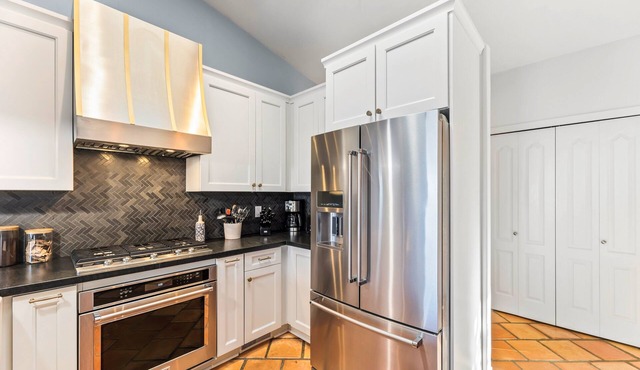 Secluded Resort Expansive View Home. Salt Water Pool & Spa. Sleeps 10.