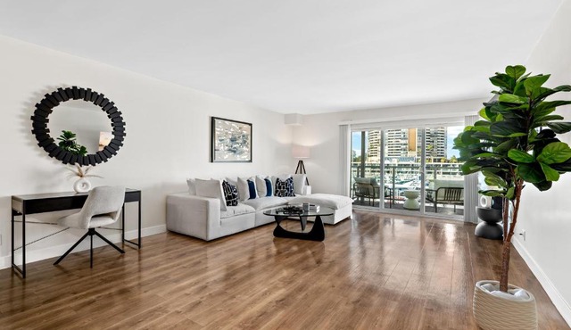 Serenity Over the Sails - A 2-Bedroom Escape w Stunning Marina Views
