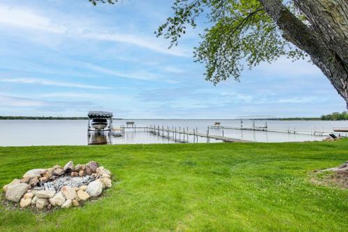 Shawano Lake House w/Boat Dock, Kayaks, & Grill!