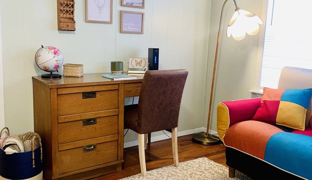 Sister Charm Close to downtown!