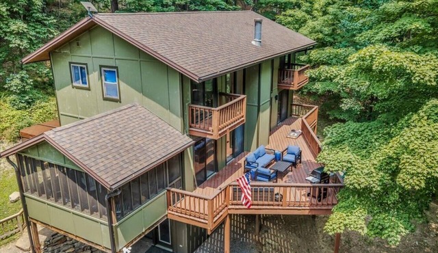 Skyefall Mountain Retreat: Hot Tub, Fire Pit & Wooded Views | Great for Families