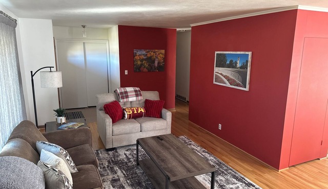 Sleeps 10 - 5BR - Minutes to Campus - Next to Park, Golf, Shopping