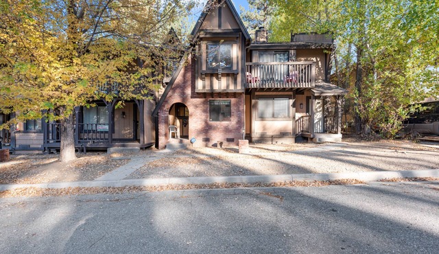 Snow Summit Getaway - 2-bedroom in Big Bear Lake, Walk to Slopes, Cable TV, Deck, BBQ, Views