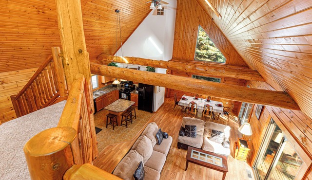 Snug 3 BR Cabin Hideaway Private Hot Tub Dog Friendly