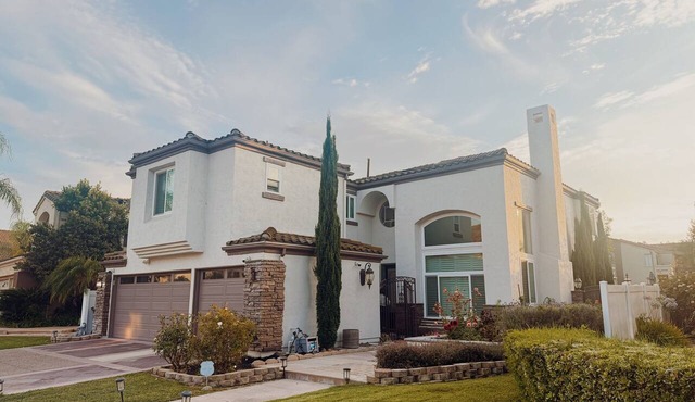SoCal, Spacious, Modern, Beautiful, 4 Bed, 2.5 Bath, Backyard, Family-Friendly