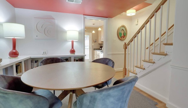 Sojourn 8 Blocks to Capitol + Private Patios