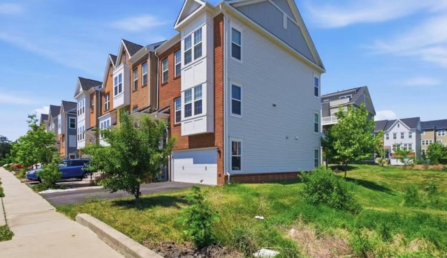 Spacious 3-bedroom, 3 level townhome in amazing Severn with amenities