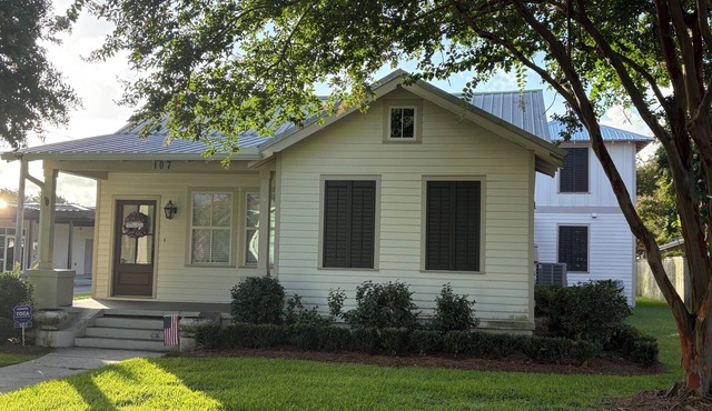Spacious 3-bedroom house in charming Bay St. Louis with WiFi, AC