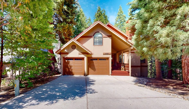 Spacious 3BR Ockenden Retreat w/Loft, W/D, & Large Deck, & Grill