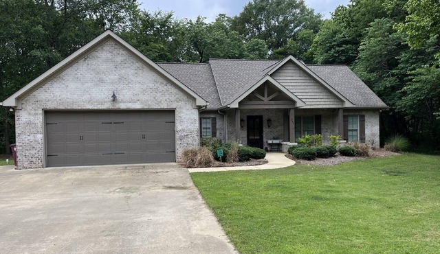Spacious 3BR with 3 full bath on 1 acre approx 1.3 miles to Davis Wade!