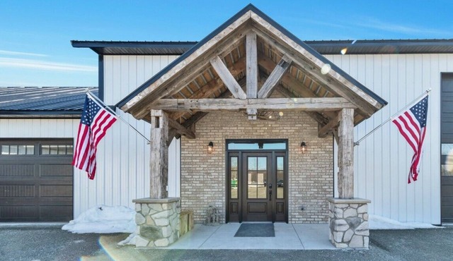 Spacious 4+bedroom with Full Bar/Party Room 20 Minutes from Lambeau Feild