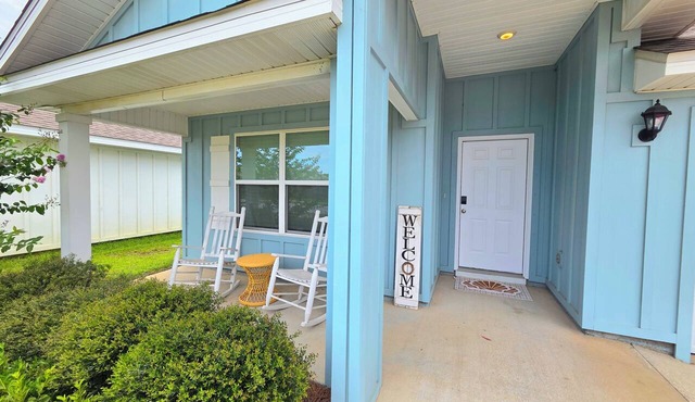 Spacious 4 bedroom sleeps 10 one level house only minutes to the beach!