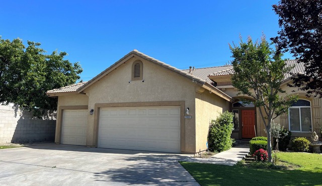 Spacious 4-bedroom house with pool, fwy access in charming Bakersfield