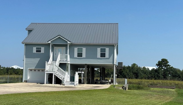 Spacious 4-bedroom house on the water, Outdoor Living area, Bay St. Louis.
