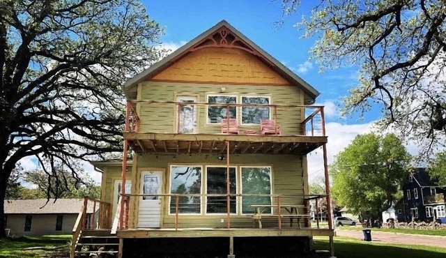 Spacious 4-BR House, Lake and Park across the street!