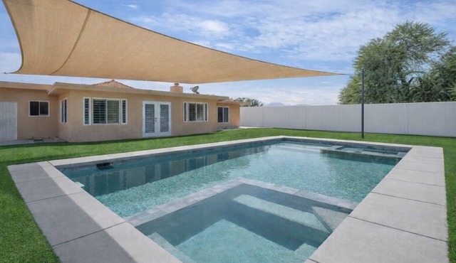 Spacious 5-bedroom resort in peaceful Desert Hot Springs with AC