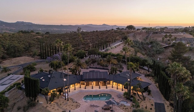 Spacious 7-bedroom Villa in SD Mountains, Jacuzzi, Pool, Fitness Center, Hiking
