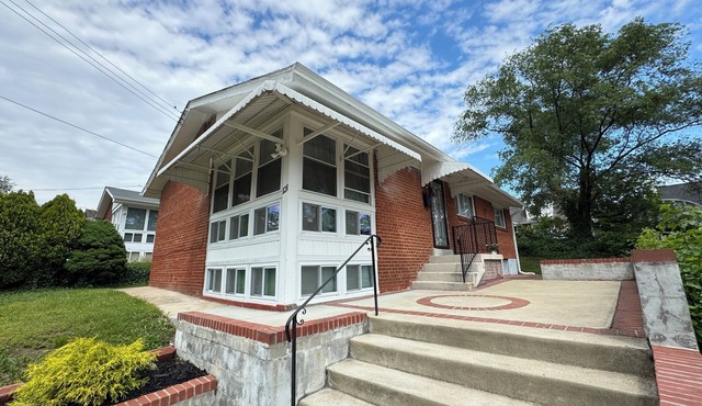 Spacious 8-Bedroom Entire House in Alexandria