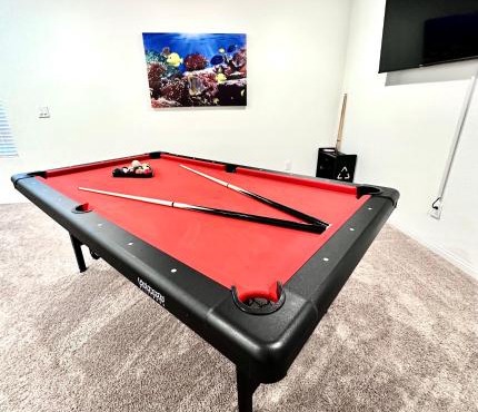 Spacious House, 5 bedrooms, Sleeps 12, Near Las Vegas Strip and Airport