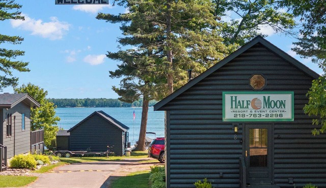 Spacious Lake Cabin w sandy beach & Sauna! Cabin #8 @ Half Moon Resort