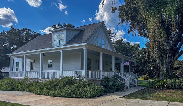Spacious Pet Friendly 5-bedroom house, steps from the beac