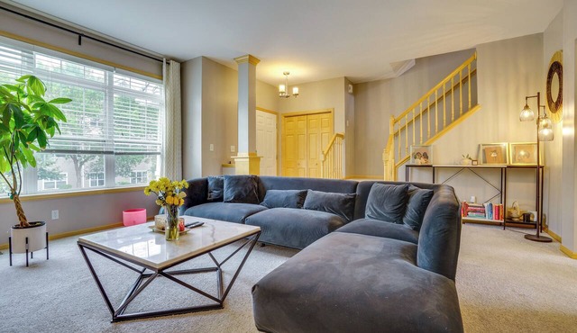 Spacious & Quiet Townhome In the Twin Cities