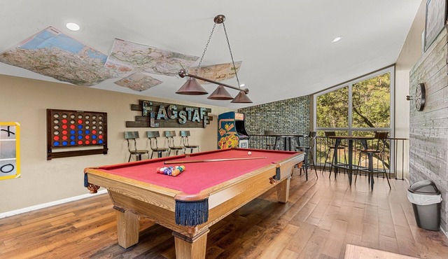 Spacious Retreat! Central AC+ Game Room+Hot Tub+Fire Pit+Wi-Fi