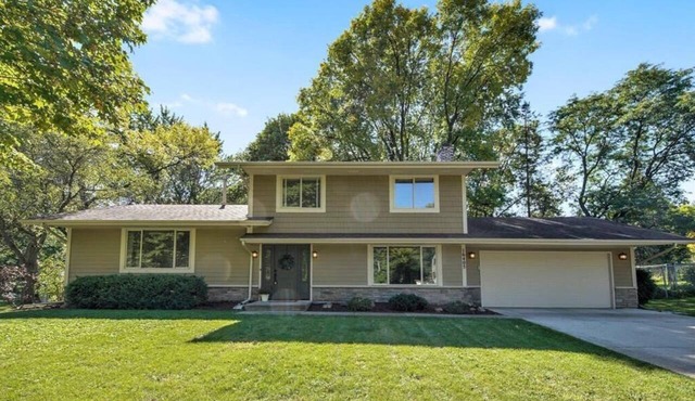 Spacious retreat close to Wayzata, Lake Minnetonka and outdoor trails.