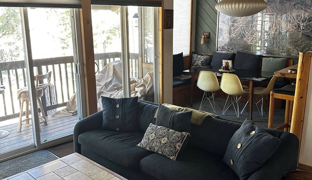 Spacious Updated Mammoth Lakes Condo 2BR/2BA + Garage - Near Skiing and Village