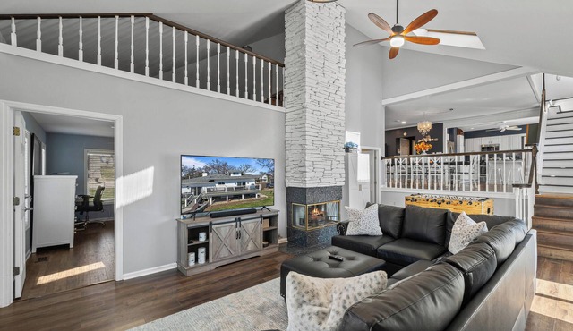 Spacious Home w/Hot Tub, Quick Walk to Fontana Nightlife, Marina, Dining, & Abbey Resort