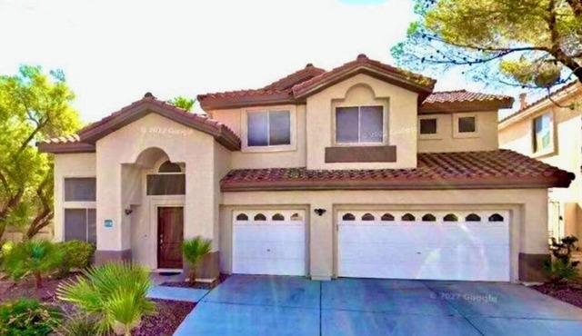 Spectacular home full of comforts and convenience w pool/spa in tropical setting
