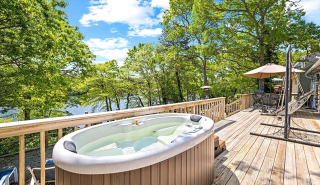 Spectacular Waterfront Pond Views,Hot Tub,Deck, Kayak, Fish Private Dock Dogs OK