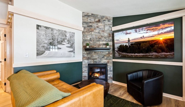 Spruce Suite | Downtown Fish Creek~Dog-friendly