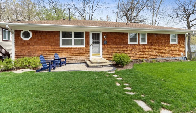 Steps to Lake Geneva · Hot Tub · Sleeps 10 · Walk to Pier 290